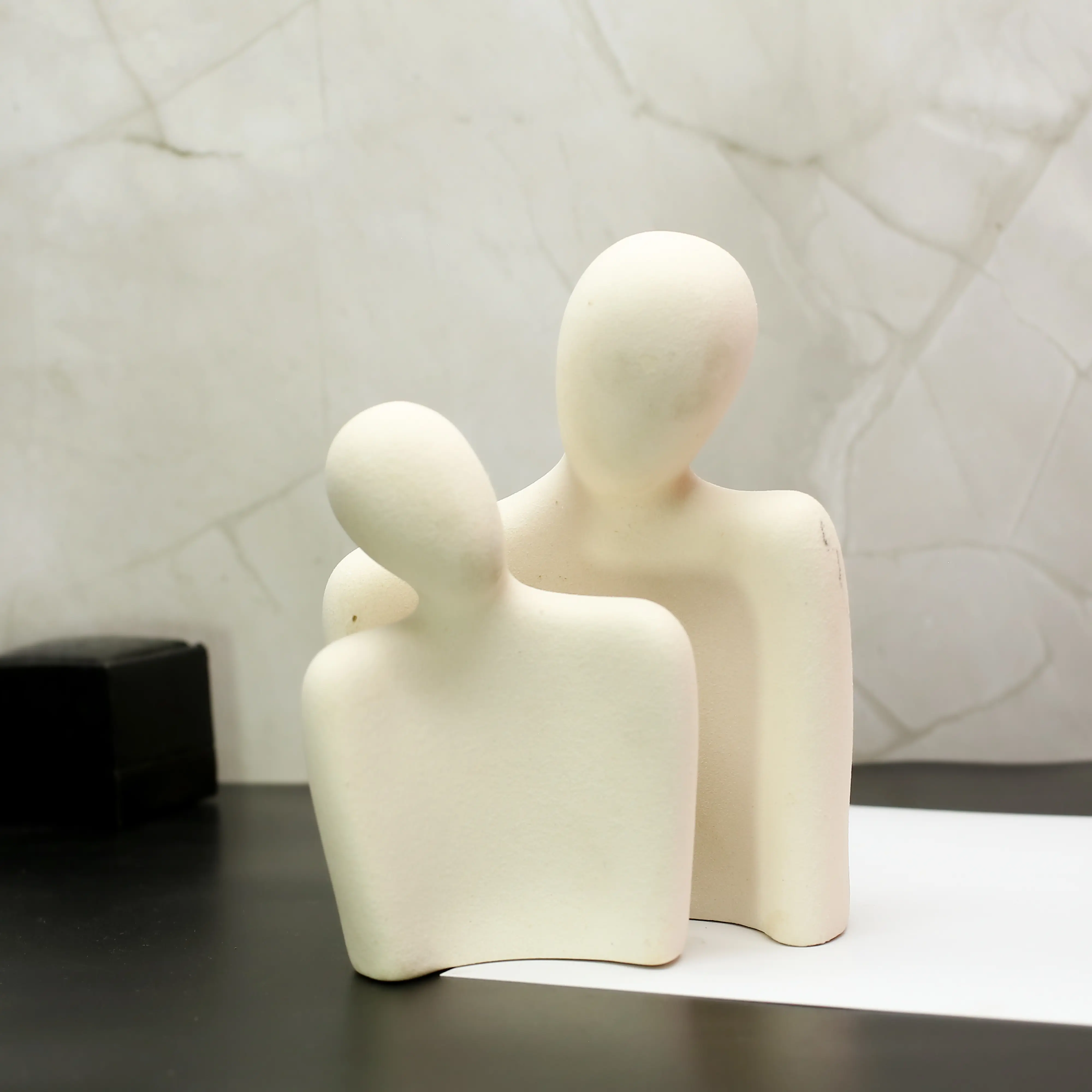 white-abstract-couple-statue-romantic-gift.jpg