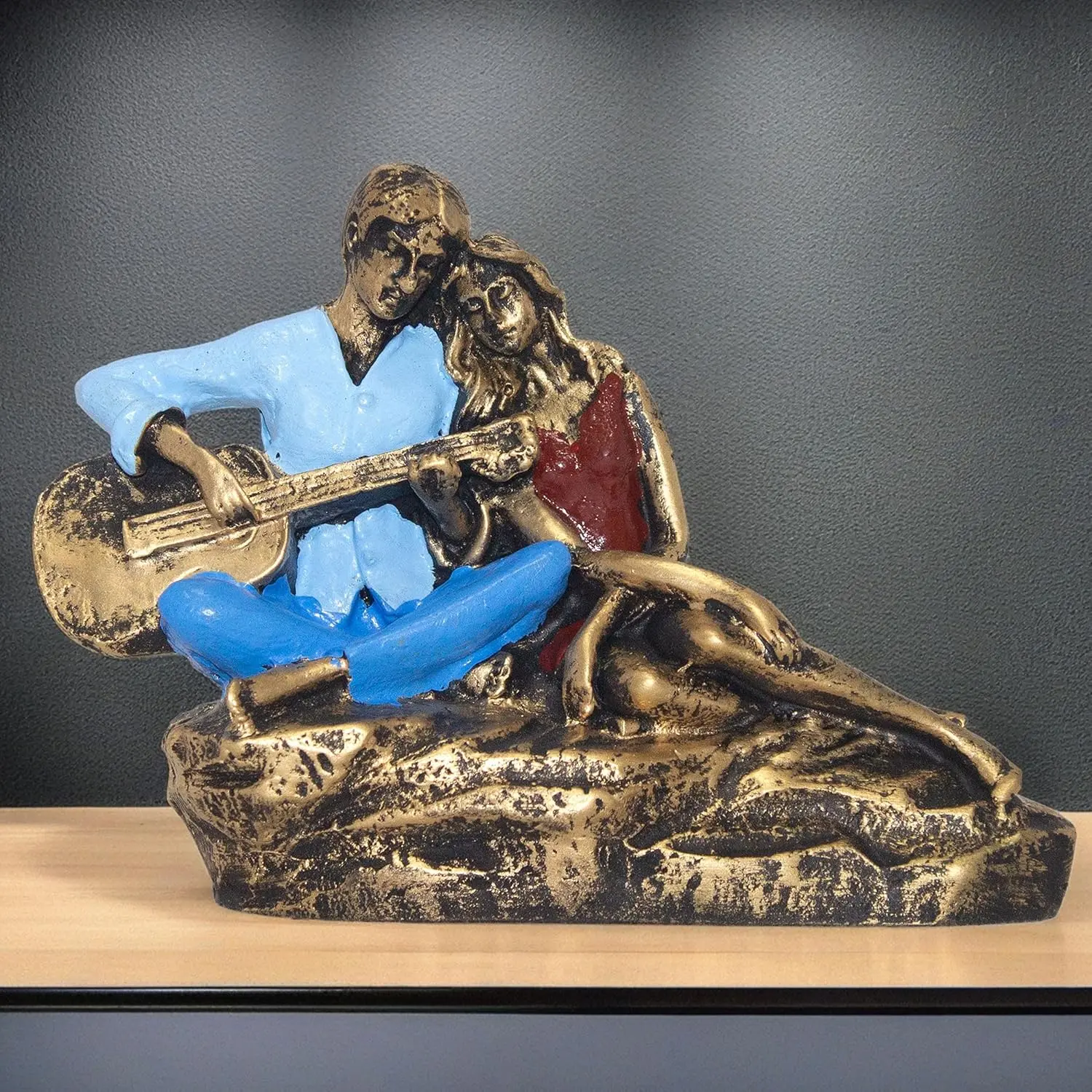 romantic-musical-couple-statue-playing-guitar.jpg